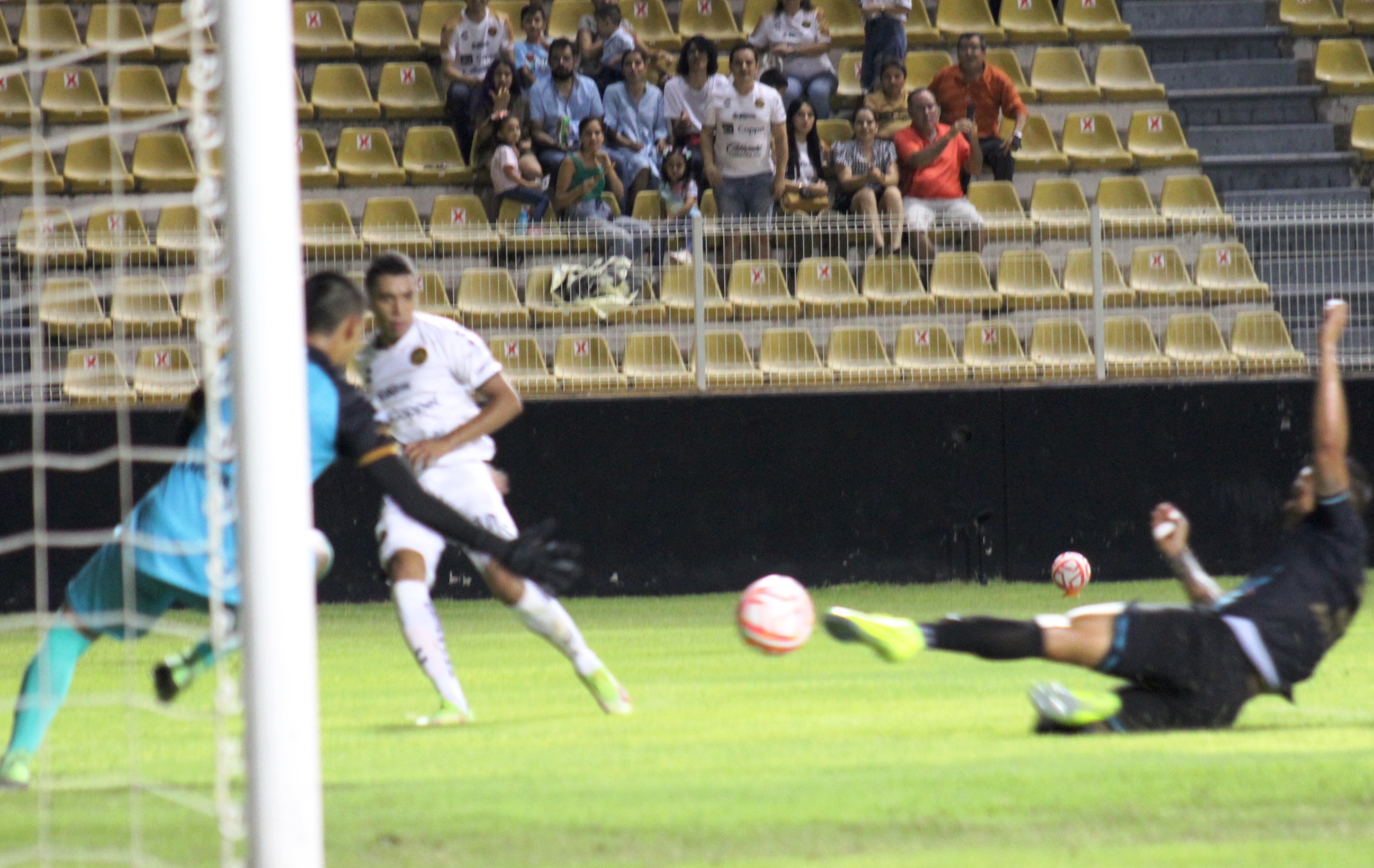 Gerson centra a gol