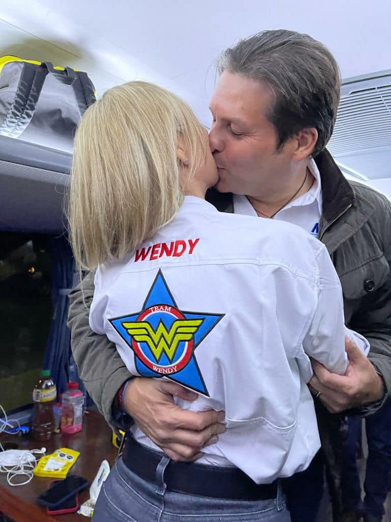 wendy besando a Mario