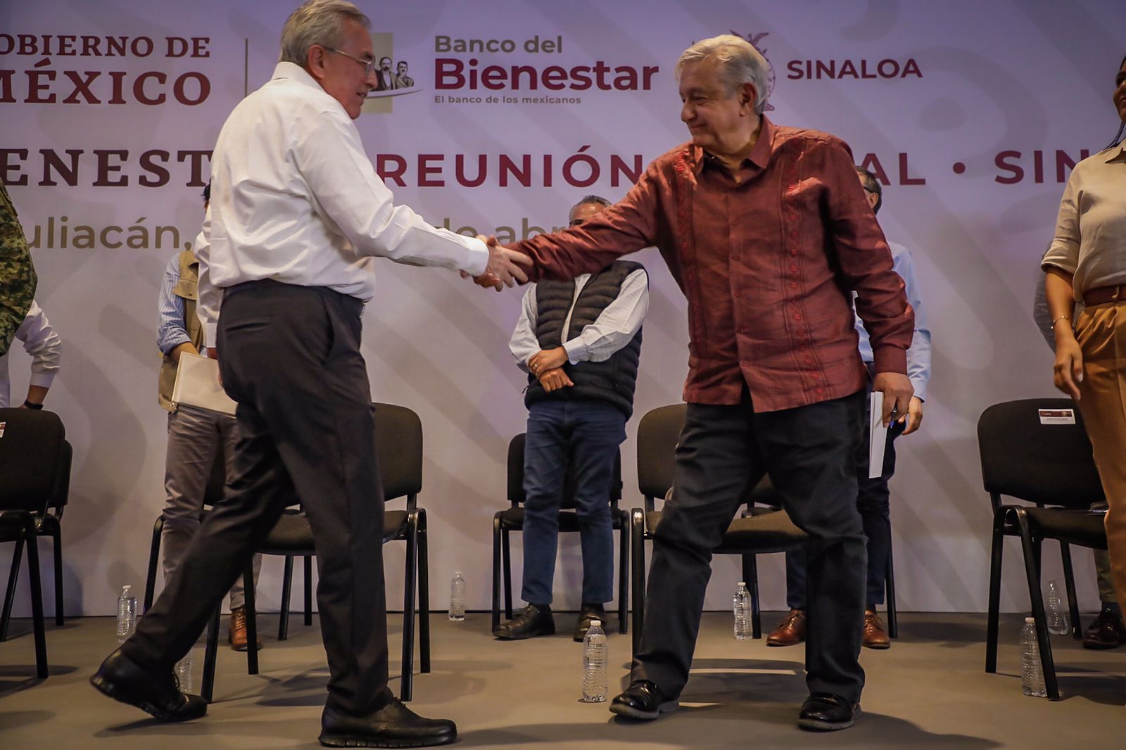 Rocha y AMLO saludandose