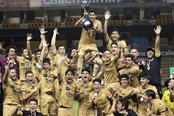 campeones alzando trofeo