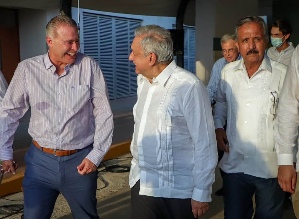 amlo y Quirino riendo