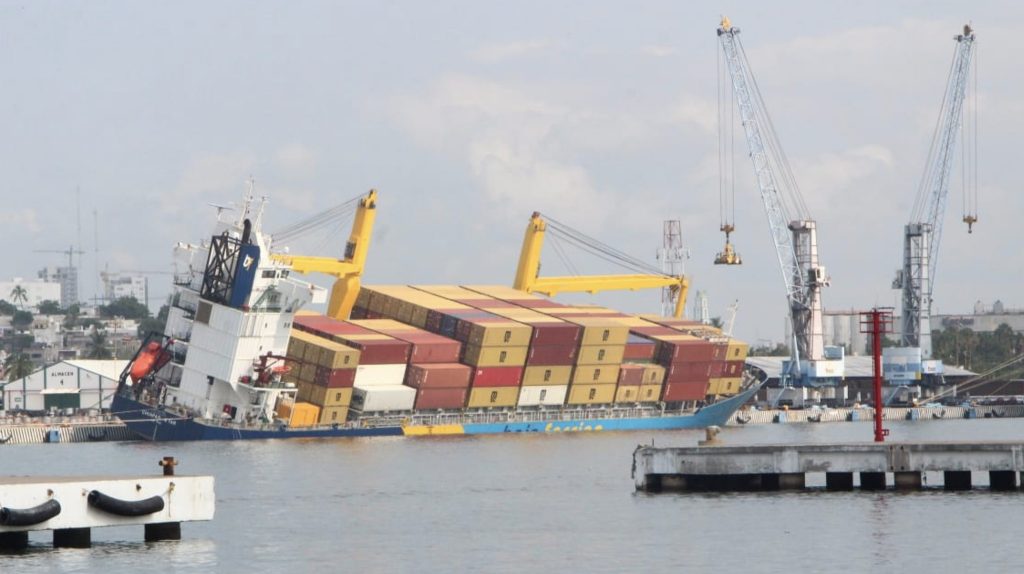 barco a punto de hundirse