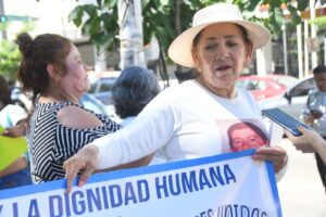 ATACAN A BALAZOS A MADRE BUSCADORA, ALMA ROSA ROJO
