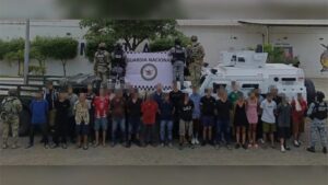 DETIENEN A 28 PRESUNTOS SICARIOS CON ARSENAL EN EL ROBLE, MAZATLÁN